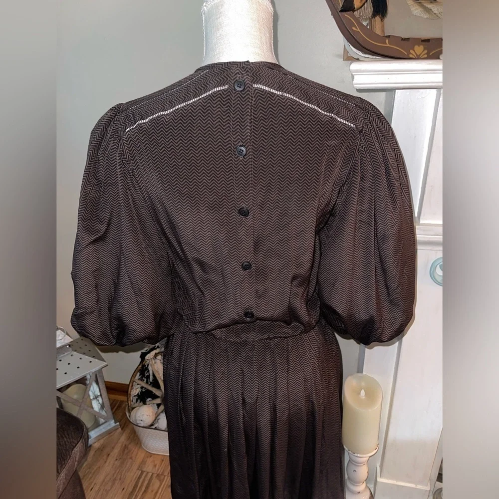 Albert Nipon vintage brown puffy sleeve dress with pockets!! 18 Pit to pit.